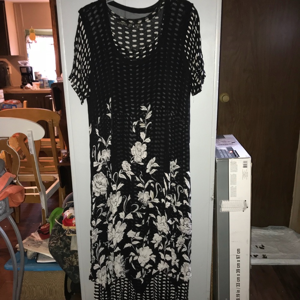 4/$20 NICE BLACK AND WHITE LAYERS DRESS SIZE 12